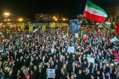 تجلی وطن دوستی و ایمان در شب میلاد امام حسن عسکری (ع) در تجمعات مردمی میدان انقلاب + فیلم