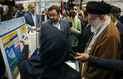 بازدید رهبر انقلاب از نمایشگاه پیشرفت بخش خصوصی