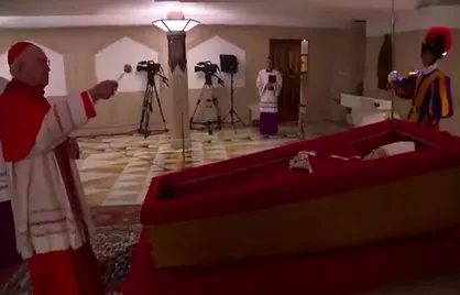 تصویری از پیکر پاپ فرانسیس در واتیکان