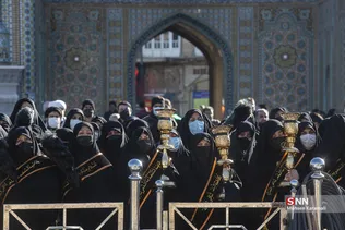 همزمان با سالروز شهادت حضرت فاطمه(س) از ساعت ۹ صبح دسته عزای خادمان و زائران حرم مطهر بانوی کرامت از مسجد امام حسن عسکری علیه السلام تا حرم مطهر حضرت معصومه سلام الله علیها برپا 