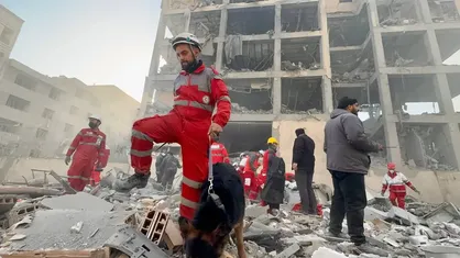 نجات جان یک شهروند تهرانی پس از حمله دشمن آمریکایی_صهیونی به یک ساختمان مسکونی با تلاش نیروهای هلال احمر + فیلم