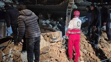 حضور‌ امدادگران هلال احمر استان کرمانشاه در انتقال مصدومین حمله‌ی دشمن صهیونی آمریکایی در شهر کرمانشاه + عکس