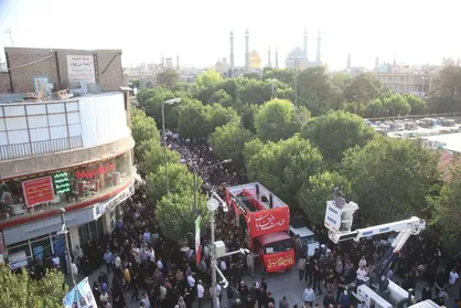 فرزندان وطن روی دستان مردم قم تشییع شدند