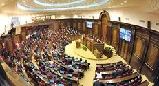 پارلمان ارمنستان به یاد شهدای سانحۀ بالگرد یک دقیقه سکوت کرد+فیلم
