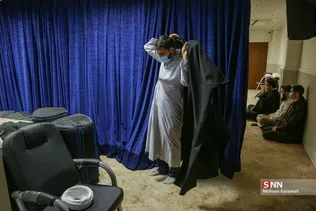 
ملبس شدن جمعی از طلاب به دست آیت الله نوری همدانی
