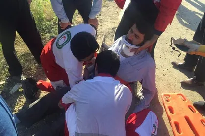 واژگونی تیبا ۷ نفر را مصدوم کرد/ انتقال ۳ مصدوم توسط هلال احمر