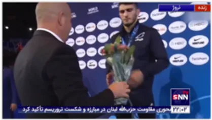 لحظه ی اهدای مدال نقره به محمد نخودی