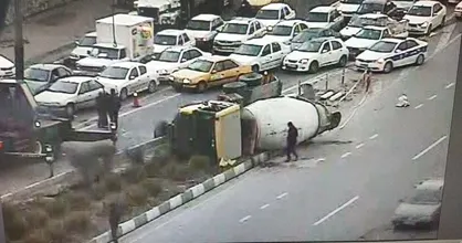 واژگونی میکسر حامل بار در بزرگراه بابایی/ به کسی آسیب نرسید