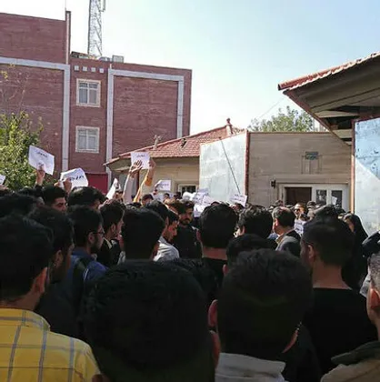 دانشجویان دانشگاه صنعتی قوچان در اعتراض به دریافت شهریه از دانشجویان روزانه تجمع کردند