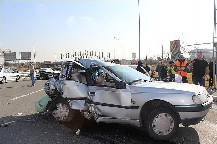 نجات ۲ سرنشین محبوس از پژو ۴۰۵ در جاده کرج ـ چالوس