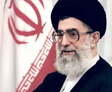 فیلم| حضور رهبری در تشییع آیت الله گلپایگانی در سال ۱۳۷۲