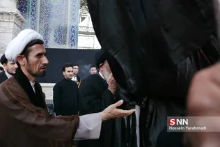 
مراسم تعویض پرچم گنبد حرم حضرت معصومه (س)