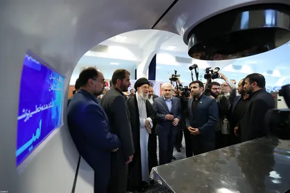 رهبر انقلاب: هرکار بخواهید برای رفع موانع علمی جوانان انجام می&zwnj;دهم/ پژوهشگران یقیناً می&zwnj;توانند به مشکلات اقتصادی پایان دهند + عکس و فیلم