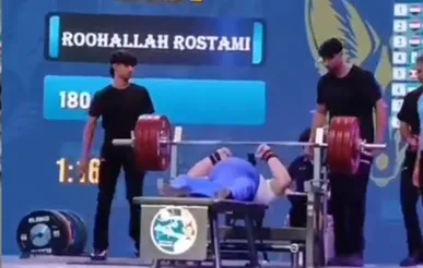 لحظه مهار وزنه ۱۸۰ کیلوگرمی توسط روح اله رستمی ملی پوش پاراوزنه‌برداری کشورمان در مسابقات آزاد الجزایر