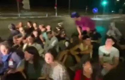 شهرک نشینان صهیونیست مسیر کامیون&zwnj;های حامل آرد به غزه را مسدود کردند