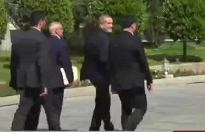 خوش و بش کوتاه رئیس&zwnj;جمهور با خبرنگاران در حیاط دولت