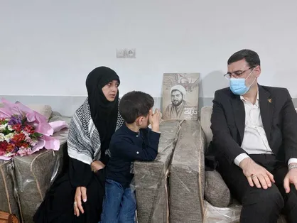 دیدار قاضی&zwnj;زاده هاشمی با خانواده شهید حادثه تروریستی حرم رضوی