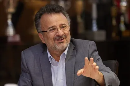 داورزنی: بین مربی روس و آرژانتینی باید یکی را برای تیم ملی انتخاب کنیم