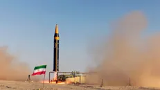 مهمترین ویژگی‌های موشک بالستیک خرمشهر ۴ از سرجنگی بارشی تا مجهز به هوش مصنوعی + فیلم