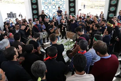 حرکت عزاداران دانشگاهی کرج از مزار تا مزار شهدای گمنام