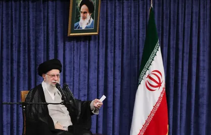 دستگاه&zwnj;های نظامی و دیپلماسی کار خود را با قوت ادامه دهند، اما با رعایت جهت&zwnj;گیری&zwnj;ها/ اعتراض به دستگاه&zwnj;های نظامی و دیپلماسی باید با لحن قابل قبول و بعد از اطلاع&zwnj;یابی باشد