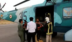 نجات مجروحان واژگونی اتوبوس در بندرعباس توسط بالگرد نداجا