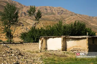 در منطقه بیرگان از شهرستان کوهرنگ در کنار انشعابات رود کارون به دلیل ساخت سد مدرسه ای که قرار بود ساخته شود را تخریب کردند ولی بعد از چند سال ساخت سد به تاخیر افتاد. 