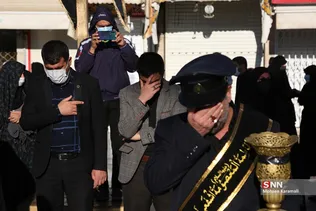 همزمان با سالروز شهادت حضرت فاطمه(س) از ساعت ۹ صبح دسته عزای خادمان و زائران حرم مطهر بانوی کرامت از مسجد امام حسن عسکری علیه السلام تا حرم مطهر حضرت معصومه سلام الله علیها برپا 