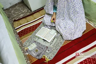 نزدیک ظهر است و پیچیدن صدای اذان در فضای بند، حال و هوای دیگری ایجاد کرده و برخی از زندانیان مشغول وضو گرفتن و خواندن نماز می شوند.