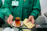 خادمان برای پذیرایی از عزاداران، نان قندی به همراه چایی 