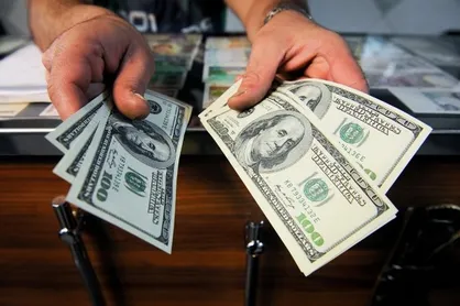 سرازیر شدن شبانه دلار به بازار بعد از اعلام نرخ ۴۲۰۰ تومانی برای اسکناس آمریکایی!