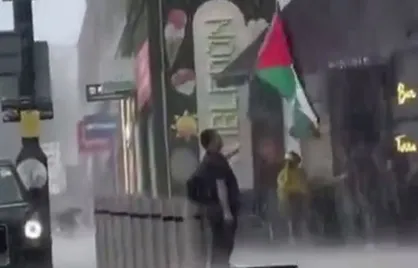 پرچم فلسطین زیر باران ویمبلدون