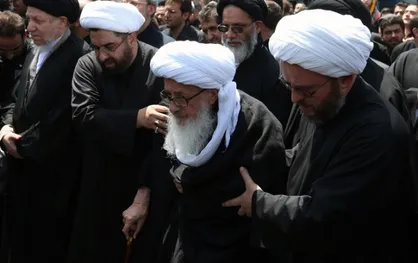 پیوستن آیت الله وحید خراسانی به دسته&zwnj;های عزاداری در سالروز شهادت امام حسن عسکری(ع)