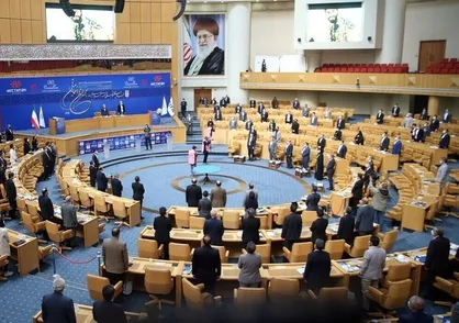از تاخیر در برگزاری مجمع انتخاباتی تا تنها شدن کامرانی فر پیش از مراسم