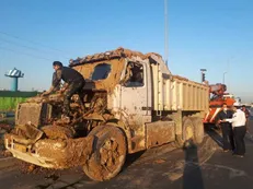 خستگی و خواب آلودگی راننده، واژگونی کامیون را رقم زد