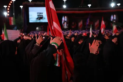 مثل قاسم جان فدا هستیم در راه ولی یا حسین بن علی/ شعار قرار صد و دوازدهم مردم رشت در میدان شهدای ذهاب+فیلم