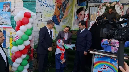 دختران دانش&zwnj;آموز قمی با حضور معاون اجرایی رئیس&zwnj;جمهور راهی مدرسه شدند+فیلم