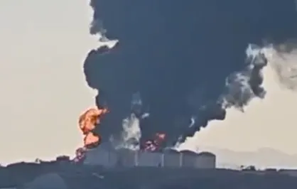 انبار&zwnj;های نفت خام در بندر صلالۀ عمان در آتش میسوزند