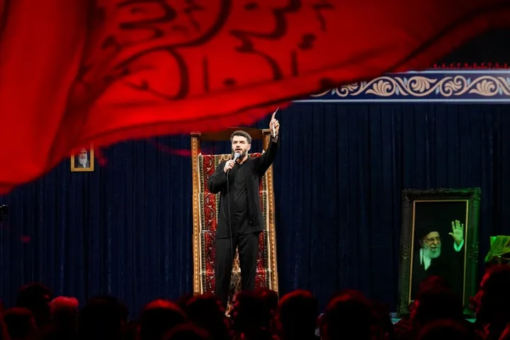 بیعت اشک و استقامت در شب هشتم محرم؛ طنین لبیک به رهبری در جوار محل عروج قائد شهید