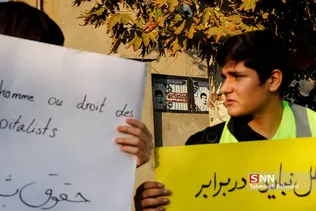 تجمع دانشجویان در مقابل سفارت فرانسه