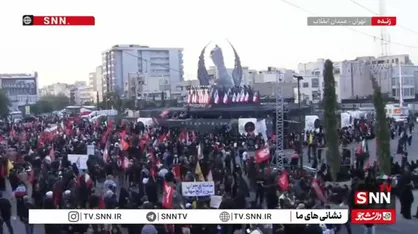 حضور مردم در میدان انقلاب اسلامی تهران پیش از شروع رسمی مراسم تشییع پیکر مطهر رهبر شهید انقلاب + فیلم