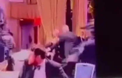 لحظه فرار ونس و ترامپ