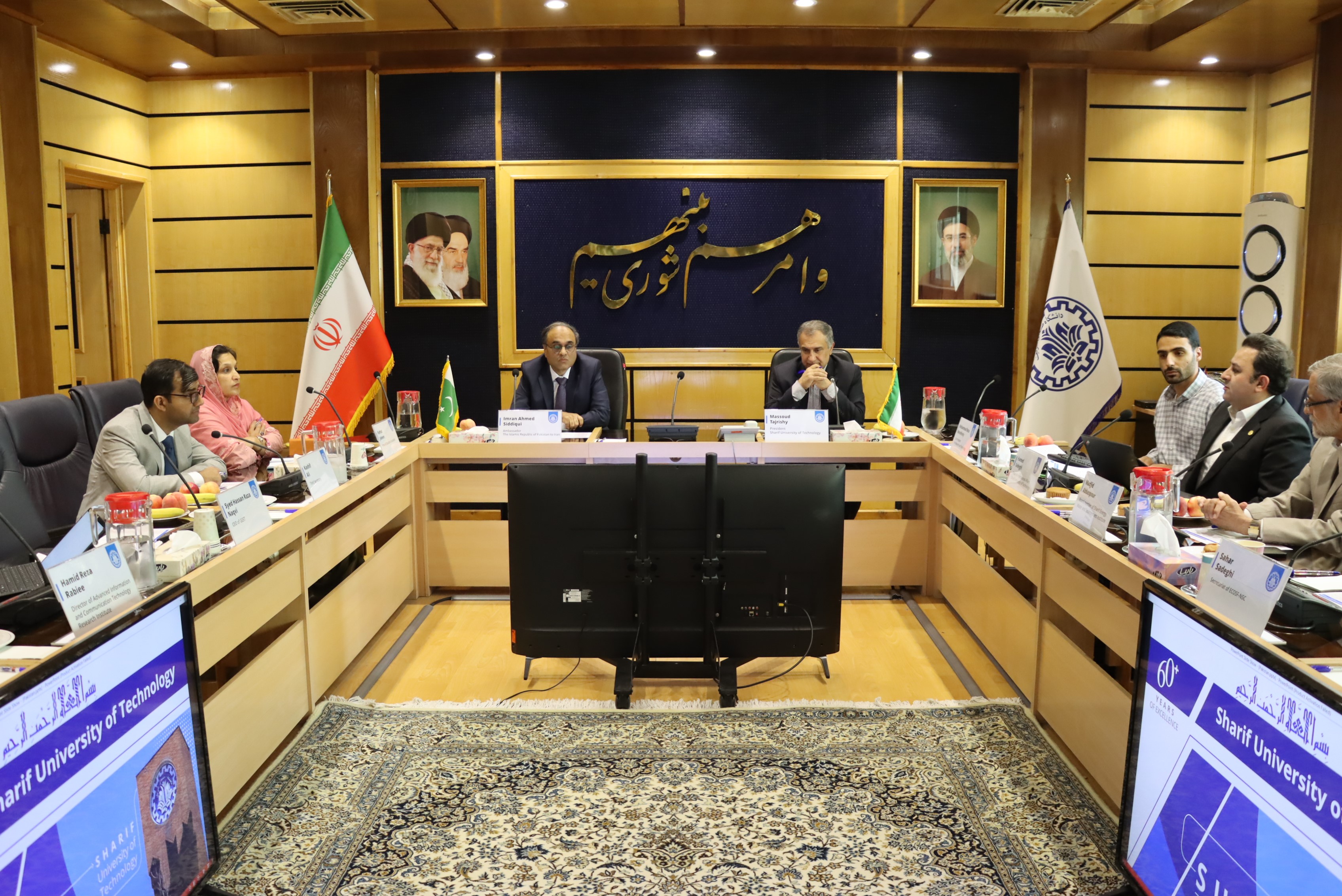 تأکید سفیر پاکستان و رئیس دانشگاه صنعتی شریف بر توسعه همکاری‌های علمی و فناورانه