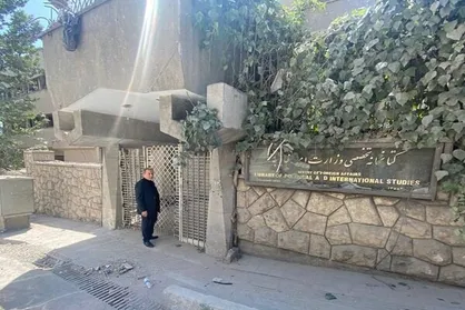 عراقچی از کتابخانه تخصصی وزارت خارجه پس از حمله صهیونیست&zwnj;ها بازدید کرد