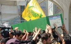 تشییع پیکر شهید لشکر فاطمیون روی دست مردم مشهد