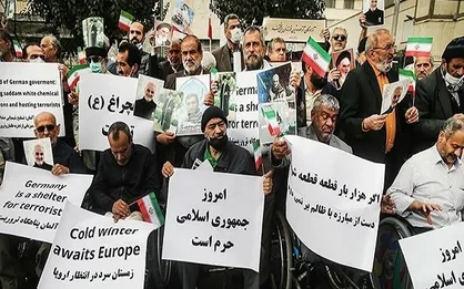 اجتماع خانواده&zwnj;های شهدا برای دفاع از حقوق زنان در ایران مقابل دفتر سازمان ملل