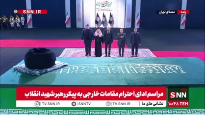ادای احترام هیئت عالی رتبه ارمنستانی به پیکر مطهر رهبر شهید