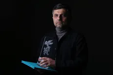 برنده سیمرغ بلورین بهترین پوسترجشنواره فیلم فجر ۴۳؛ انرژی طراح و هنرمند باید معطوف به حقیقت کاری که می‌کند باشد