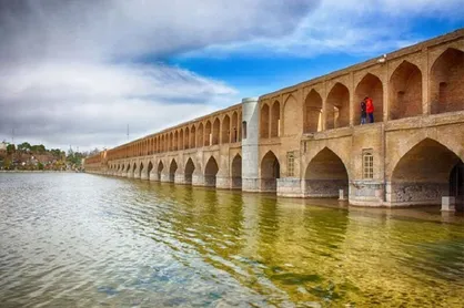دیوارنویسی روی سی&zwnj;وسه&zwnj;پل اصفهان پیگرد قانونی دارد+فیلم