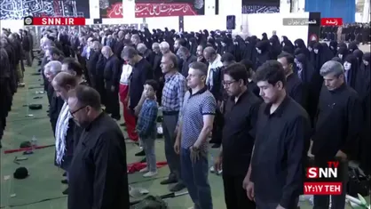 اقامه نماز ظهر در صحن مصلی تهران همزمان با برگزاری آیین وداع با پیکر مطهر رهبر شهید